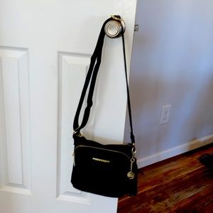 Steve Madden Handbag in Excellent Condition! Black with Adjustable Strap.